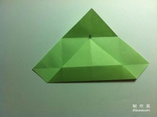 A piece of paper teaches you a simple four-leaf clover origami method with real-life illustrations