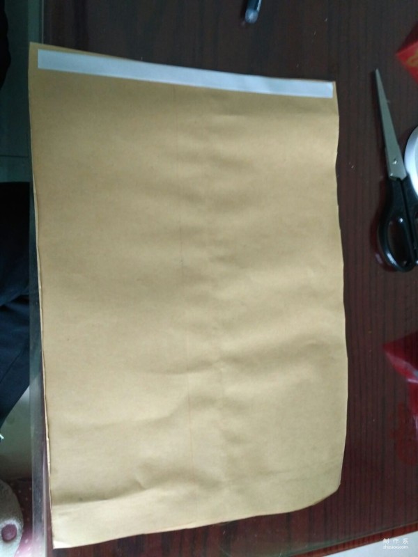 Illustration of the manual origami method of kraft paper packaging bags