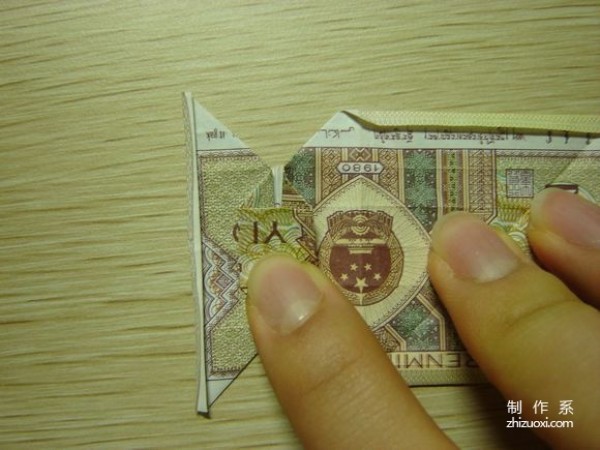 Illustrated tutorial for DIY handmade origami camera toys using RMB or US dollar banknotes