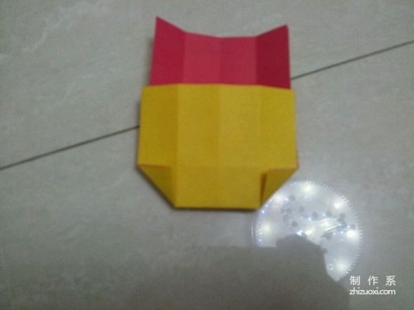 Detailed step-by-step tutorial on making origami of a simple love paper box