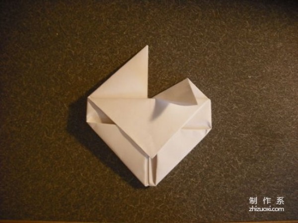 Use paper to fold a simple heart-shaped origami heart with step-by-step details