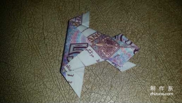 Tutorial on how to fold the little frog using five cents RMB