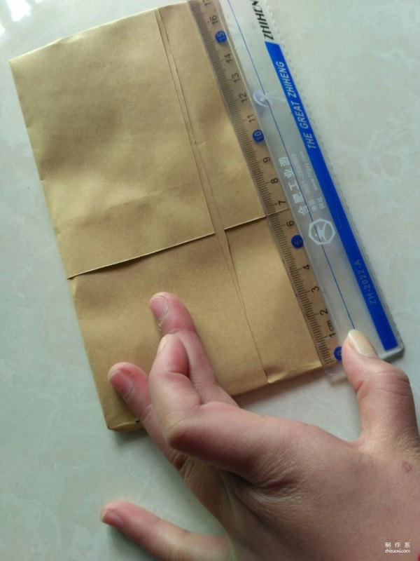 Illustration of the manual origami method of kraft paper packaging bags