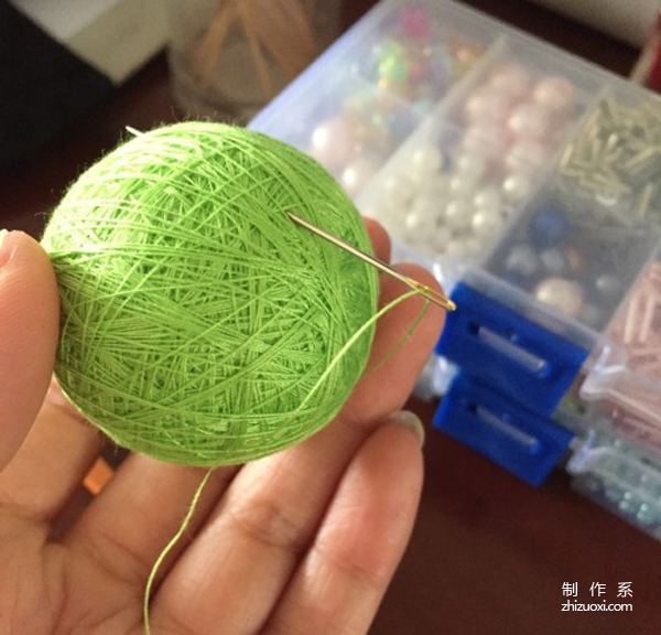 Hand-crocheted Temari ball with wool, very simple and exquisite