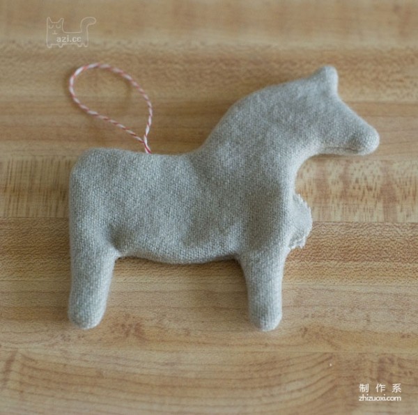 Handmade fabrics teaches you the detailed steps to make beautiful and simple pony pendants