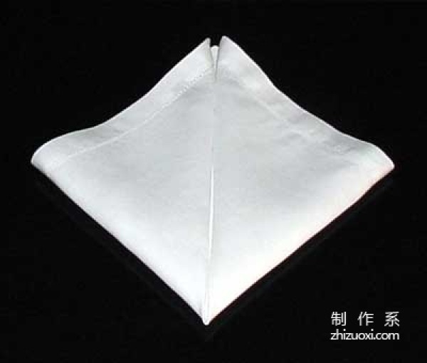 Illustrated tutorial on how to fold pyramid-shaped origami using napkins