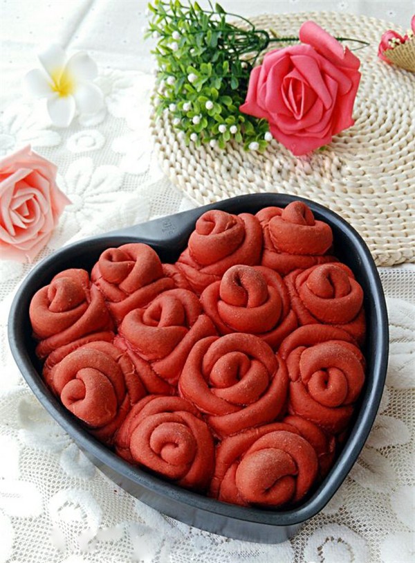 Creative and lovely hand-baked DIY red rose buns