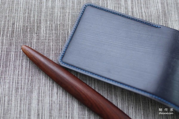 One of the methods of making handmade leather goods bulging: trimming the edges to make bulging