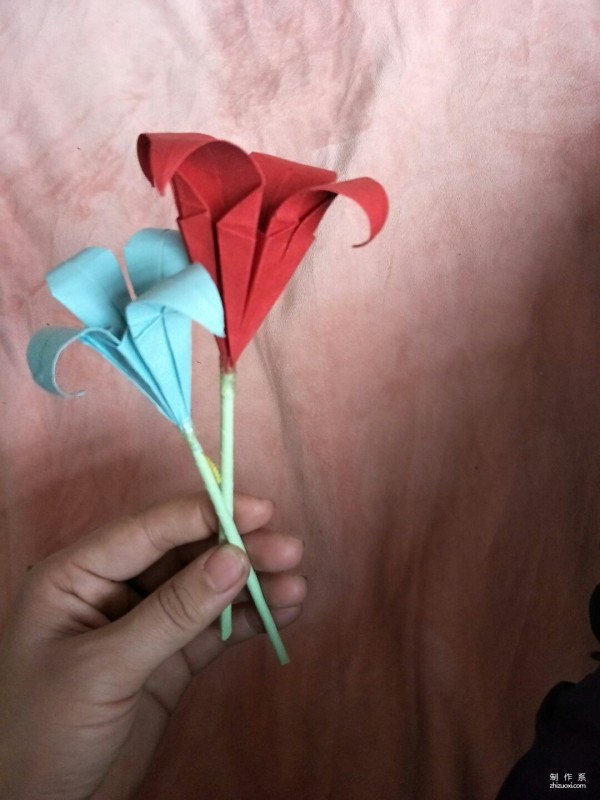 How to fold a lily, illustrated tutorial on origami lilies