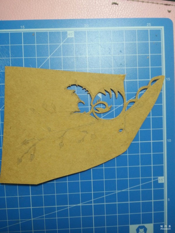 Simple carving and paper-cutting method for paper-cut squirrel bookmarks