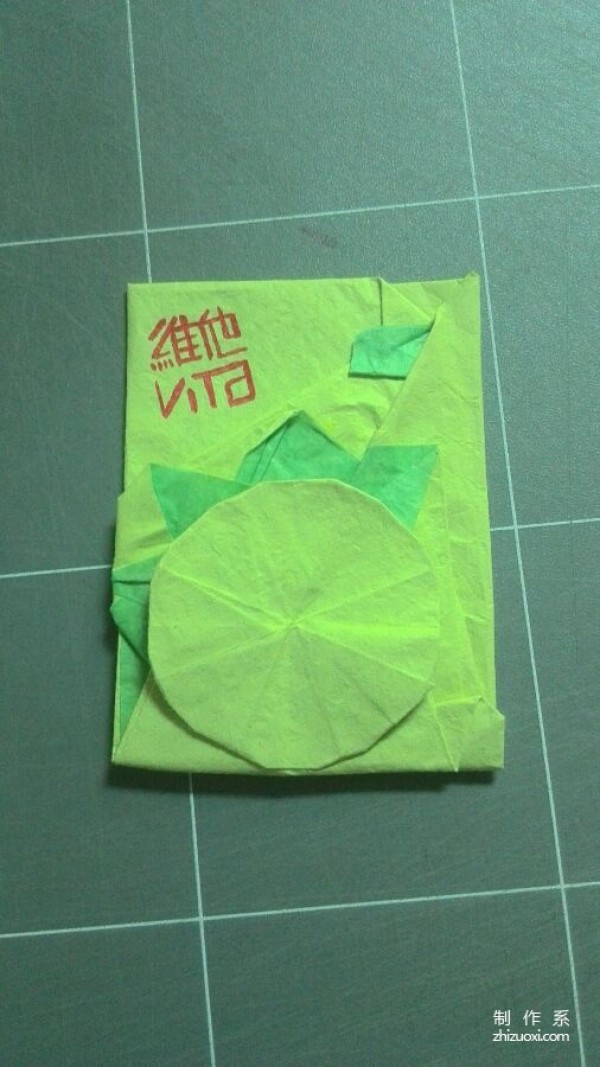 Creative packaging origami, real shot tutorial on folding a bottle of Vita lemon tea drink packaging with pattern origami