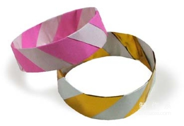 Illustration of the manual origami method of a bracelet