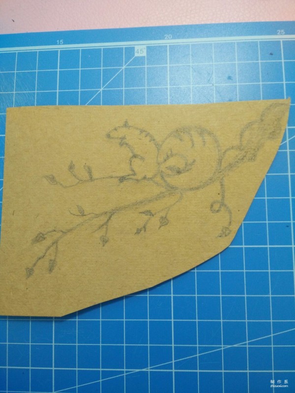 Simple carving and paper-cutting method for paper-cut squirrel bookmarks