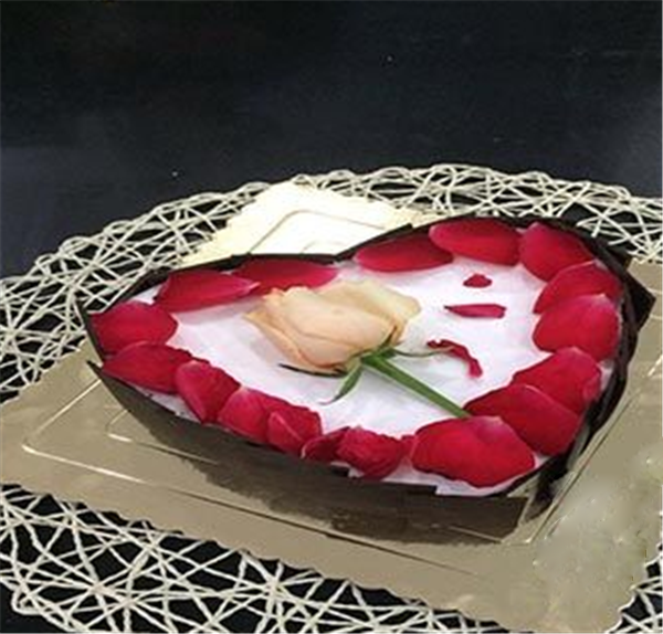 Rose-shaped hand-baked DIY delicious heart-shaped cake