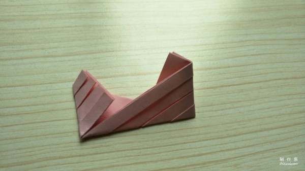 Illustration of how to make simple origami hollow squares for children