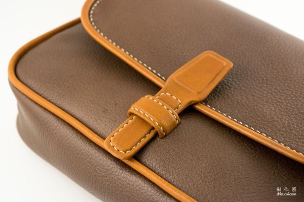 Details in the production process of handmade leather goods: processing of wrapping and binding