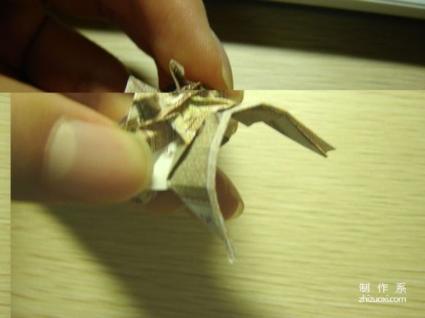 Illustrated tutorial for DIY handmade origami camera toys using RMB or US dollar banknotes