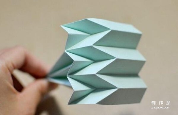 Picture tutorial on the simple method of folding a 3D bow