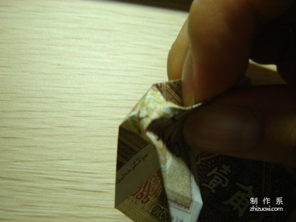 Illustrated tutorial for DIY handmade origami camera toys using RMB or US dollar banknotes