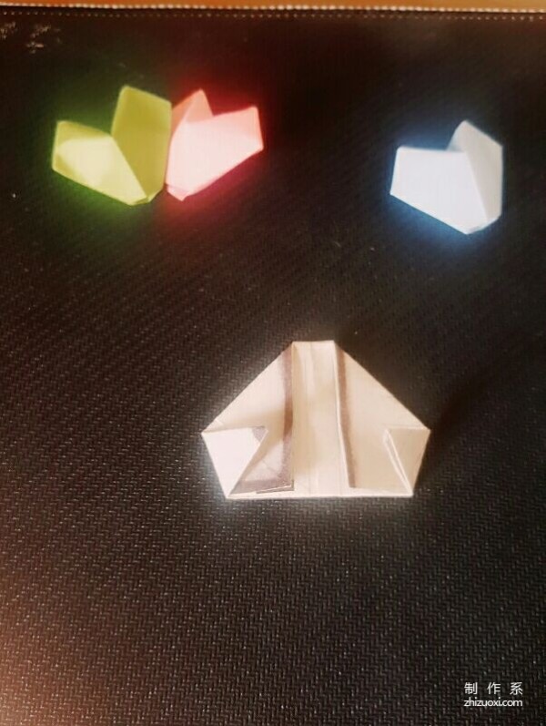 Illustration of the simple origami method of three-dimensional lucky heart and peach heart