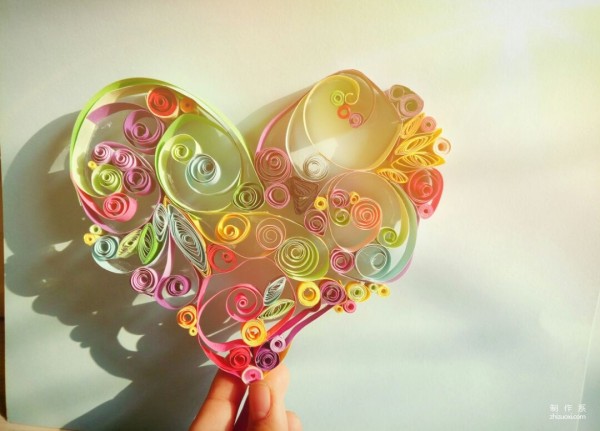 Tutorial on hand-made DIY beautiful heart-shaped pattern decorations from quilled paper crepe paper