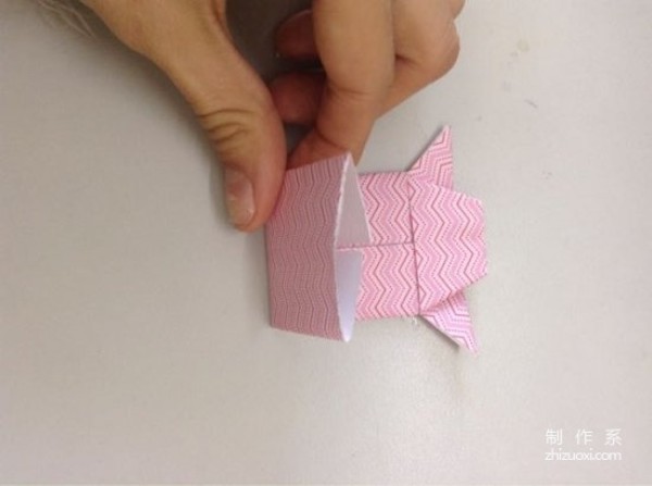 Detailed picture tutorial on how to fold a free little goldfish