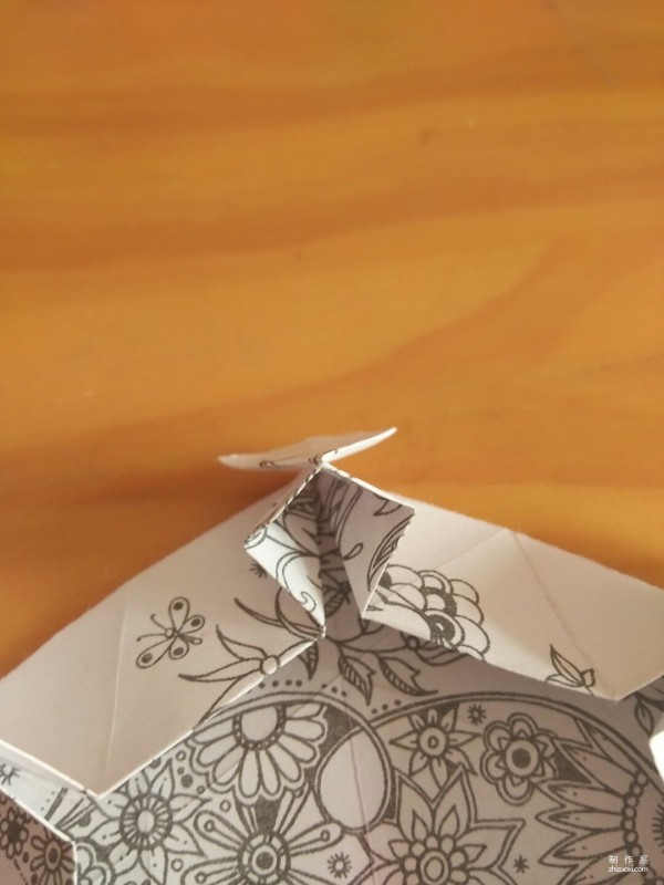 Simple and beautiful hand-made origami method of snowflake carton