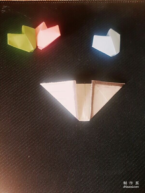 Illustration of the simple origami method of three-dimensional lucky heart and peach heart