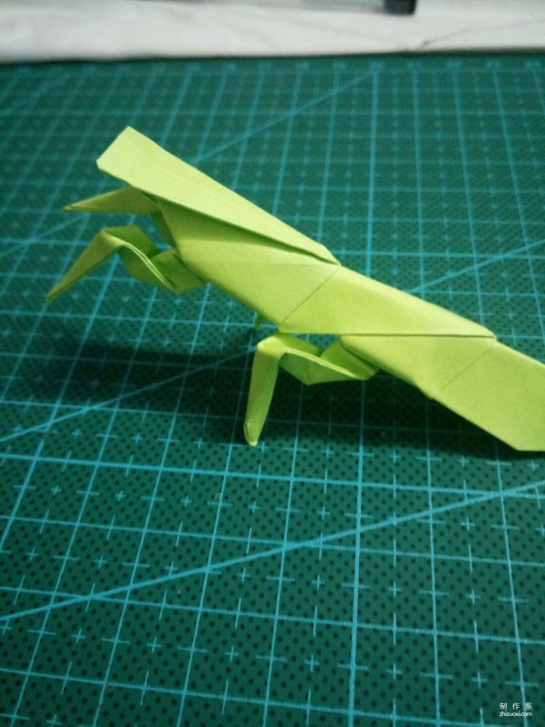 How to make origami of a super cute mantis