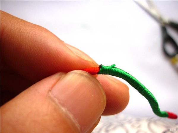 Detailed step-by-step illustration of how to weave a button knot bracelet