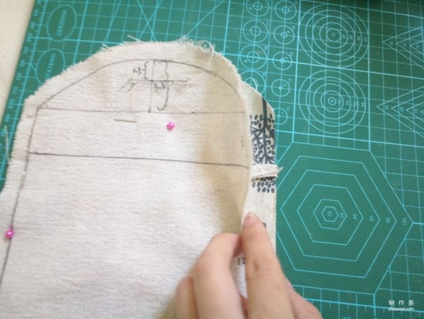 Tutorial on making handmade fabric bags, detailed step-by-step tutorial on making customized handmade patchwork of forest-style menstrual coin purse