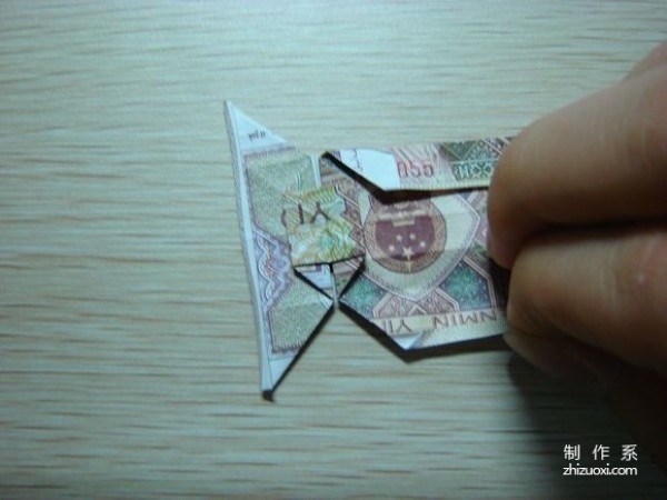 Illustrated tutorial for DIY handmade origami camera toys using RMB or US dollar banknotes