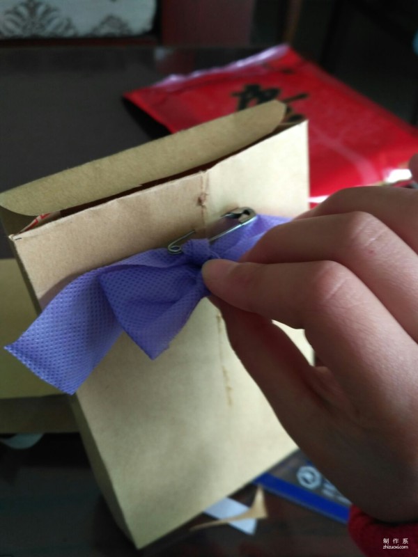 Illustration of the manual origami method of kraft paper packaging bags