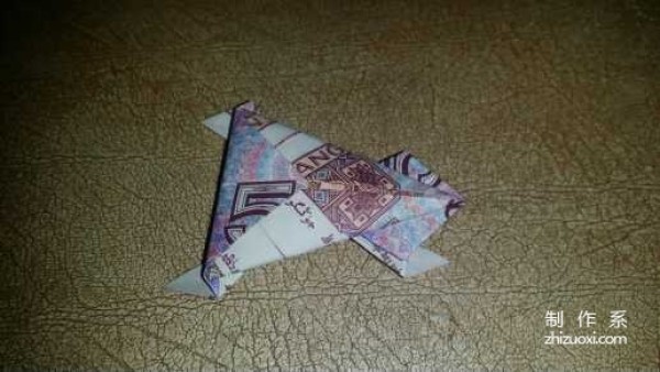 Tutorial on how to fold the little frog using five cents RMB