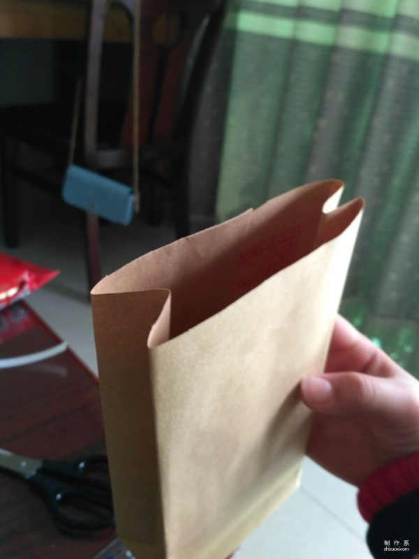 Illustration of the manual origami method of kraft paper packaging bags