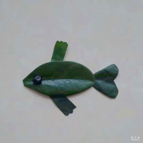 DIY handmade collage steps for pasting leaves to draw a cute little fish