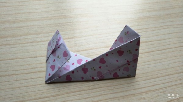 Illustration of how to make simple origami hollow squares for children