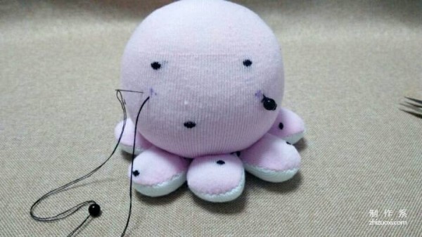 Illustrated tutorial on crafting techniques for making cute octopus dolls